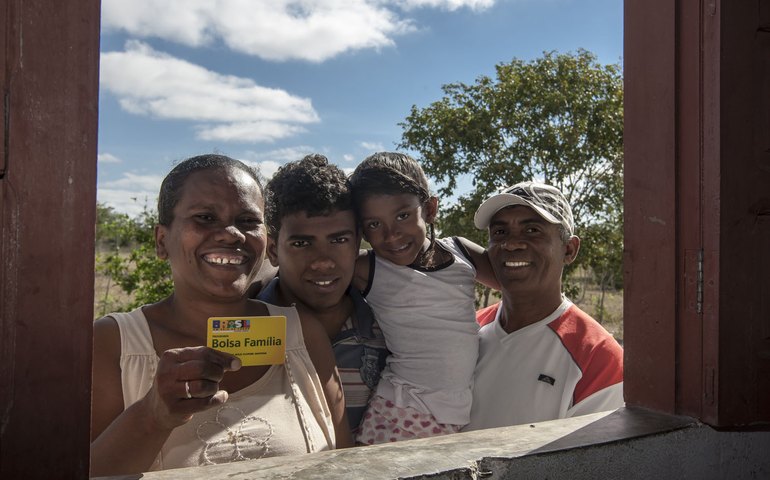 Lei que instituiu Programa Bolsa Família completa 15 anos