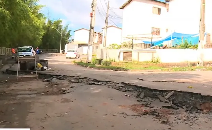 Rachaduras no residencial Vale Amazonas, no Rio Novo, em Maceió