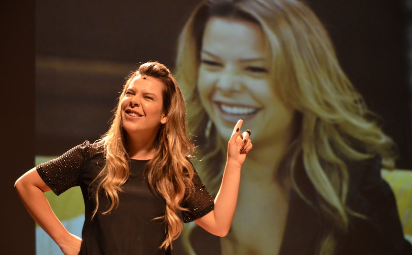 Fernanda Souza conta sua trajetória com bom humor em peça