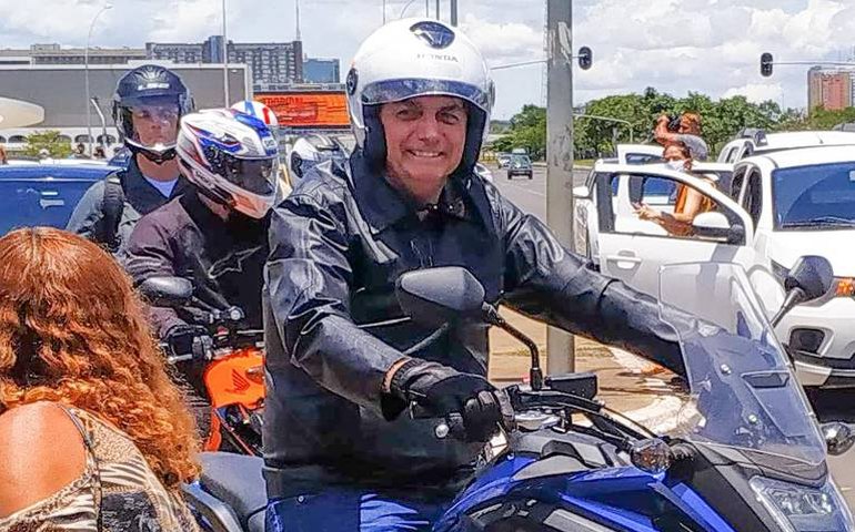 Sem avisar segurança, Bolsonaro deixa Alvorada para passear de moto por Brasília