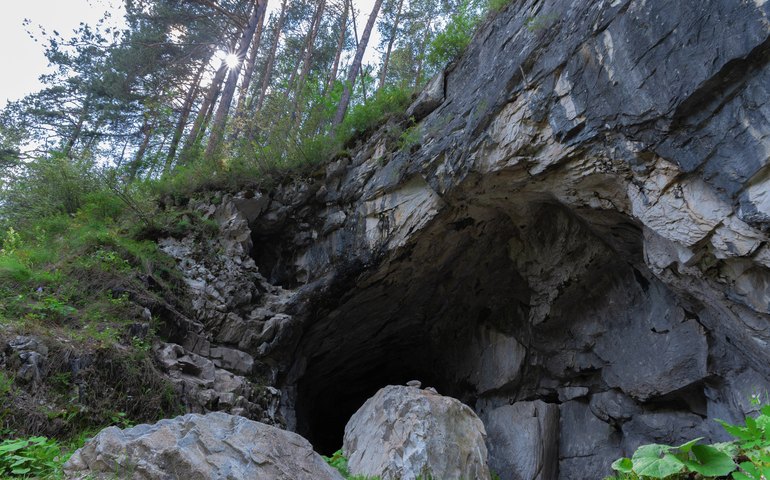 Russa com visto expirado há 8 anos é encontrada morando em caverna com suas 2 filhas