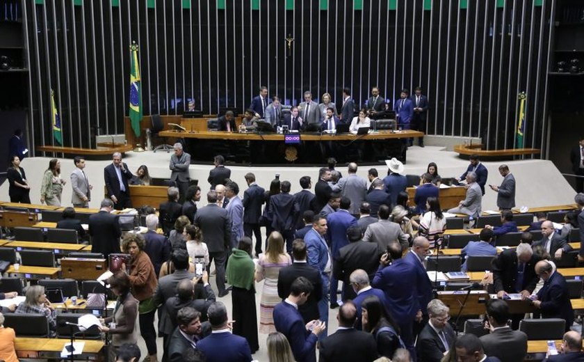 Câmara aprova PL contra adultização que endurece regras sobre uso das redes por crianças