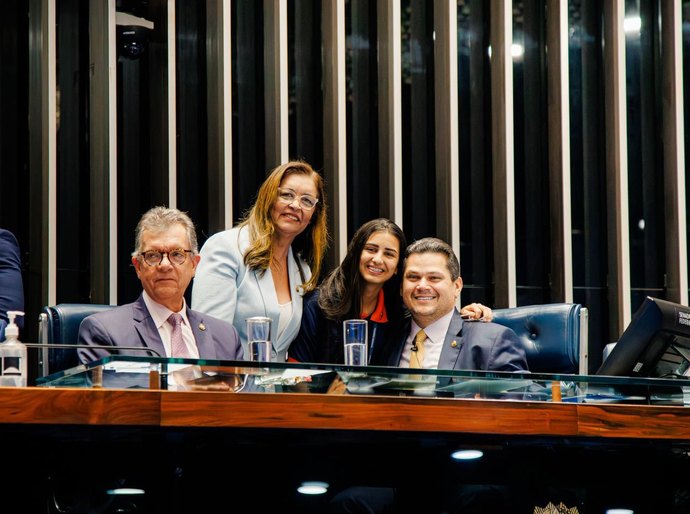 Senadora Dra. Eudócia leva aluna vencedora do concurso Jovem Senador para conhecer o presidente do Senado, senador Davi Alcolumbre
