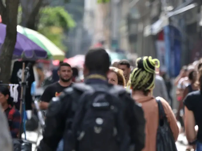 Diretores e gerentes negros ganham 34% menos que brancos, revela IBGE