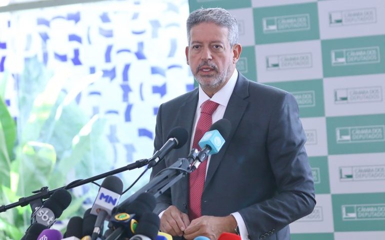 Lira diz que há espaço para reduzir juros, mas defende queda 'natural' das taxas