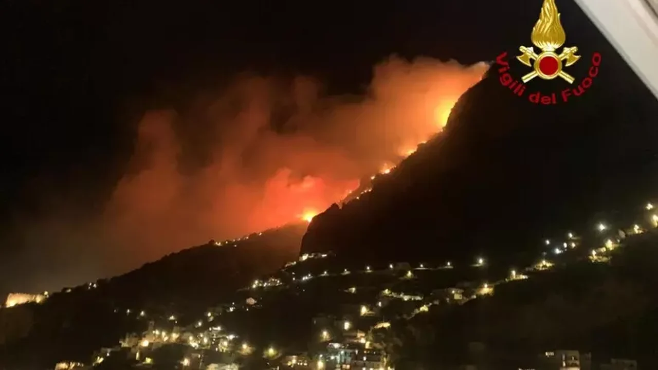 Incêndios atingem Costa Amalfitana e provocam transtornos no sul da Itália