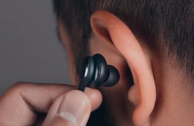 Uso excessivo de fones ameaça a saúde auditiva, alerta especialista