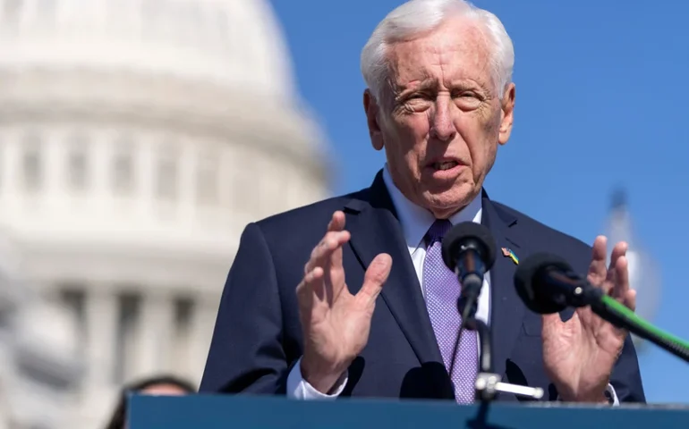 O deputado Steny Hoyer, o democrata com o mandato mais longo na Câmara dos Representantes, se aposentará ao final de seu mandato.