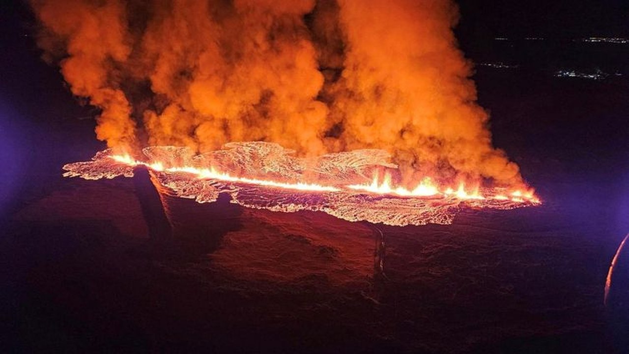 Vídeo: Erupção vulcânica de quatro quilômetros ameaça distribuição de água e energia na Islândia