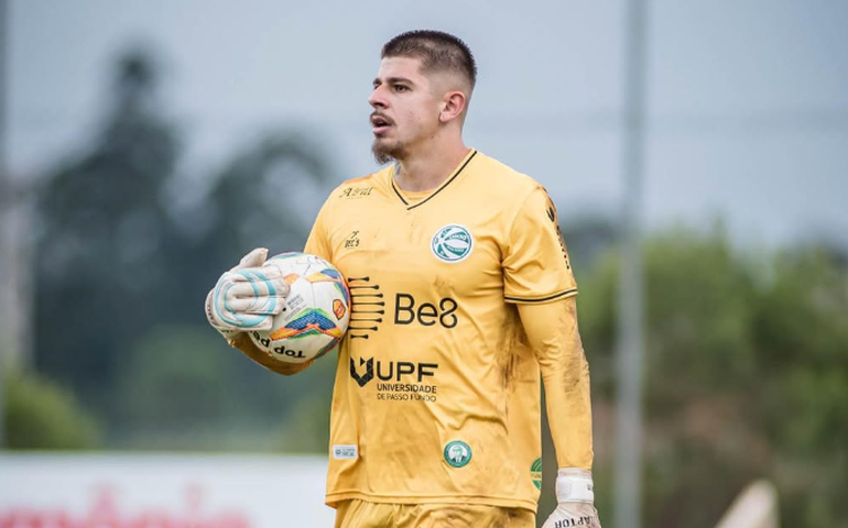 Jorge é apresentado no Grêmio e promete lugar pela vaga de titular no gol: 'Tenho qualidades'