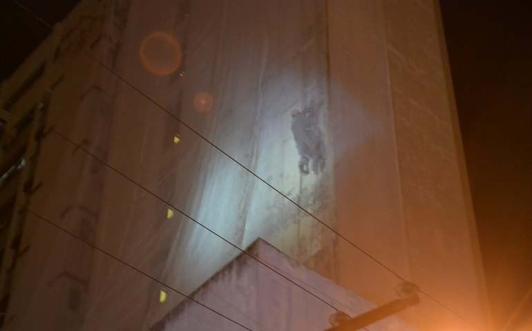 Bombeiros resgatam trabalhadores em prédio no Centro de Maceió