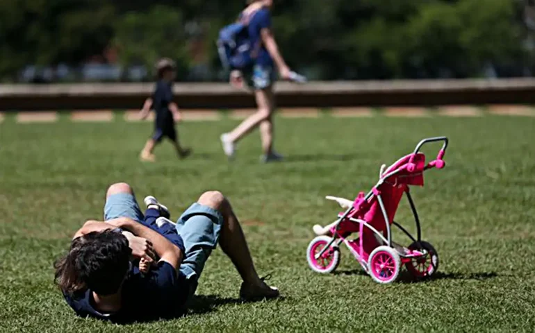 Licença-paternidade: perguntas e respostas sobre aprovação de projeto que amplia benefício
