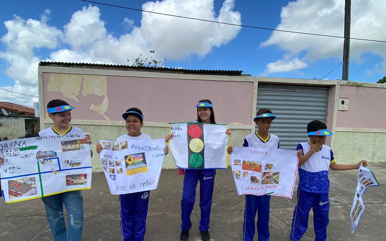 Blitz educativa: estudantes conscientizam condutores sobre segurança no trânsito em Arapiraca