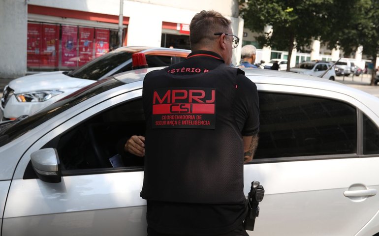PMs do Rio são denunciados por desvio de armas apreendidas em operações