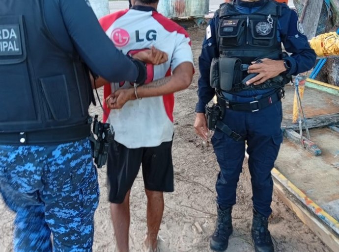 Guarda Municipal prende em flagrante suspeito de furtar tapumes de obra pública na Pajuçara