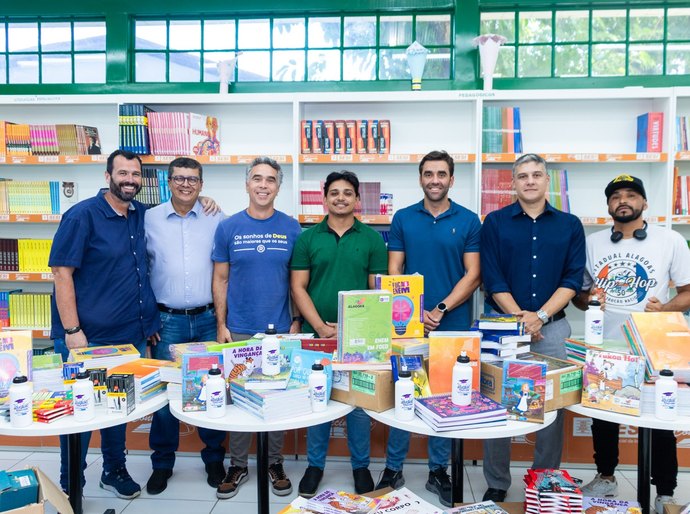 Secretário de Prevenção à Violência entrega kits do Foca o Enem para socioeducandos