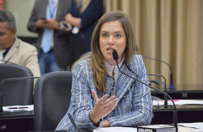 Cibele Moura relata projeto que vai garantir auxílio a alunos para comprar merenda na pandemia