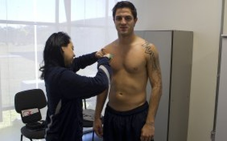 Jogadores do Corinthians passam por testes físicos e médicos após três dias de folga