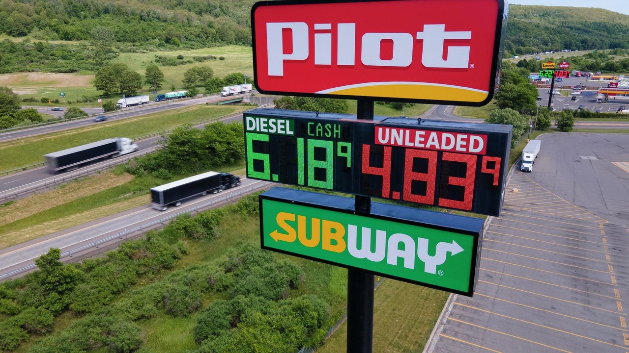 Preço do diesel nos EUA bate recorde se aproximando de US$ 6 por galão em meio a tensão geopolítica