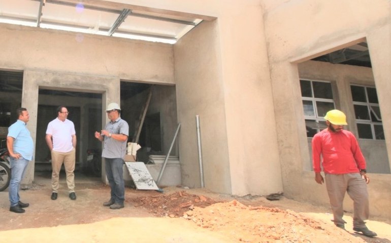 Prefeito Luciano acompanha obras de construção de creche no Residencial Agreste
