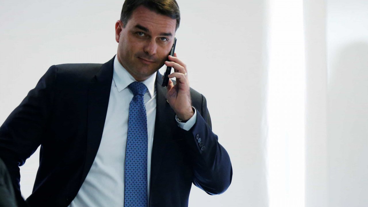 Flávio Bolsonaro atua como advogado em parceria com acusado de compra de decisão