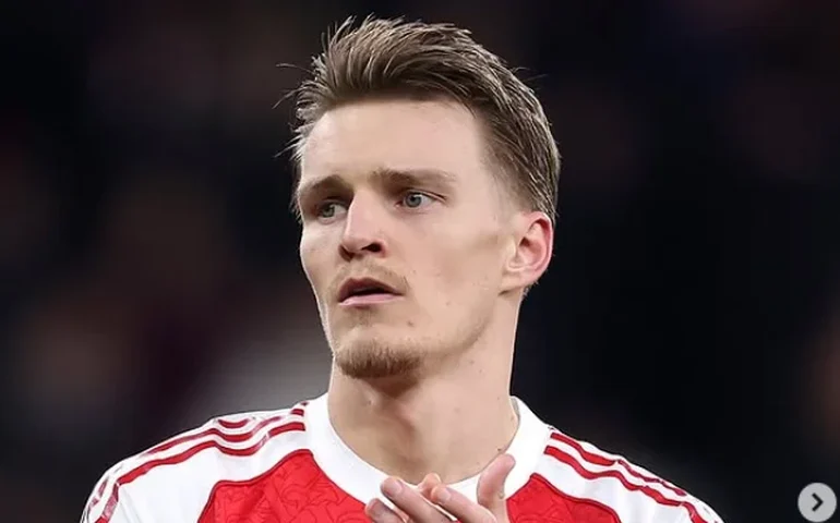 Arsenal supera dificuldades e vence Wolverhampton com dois gols contra