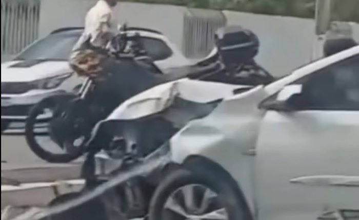 Táxi colidiu contra um poste e provocou lentidão no trânsito nas primeiras horas desta segunda-feira