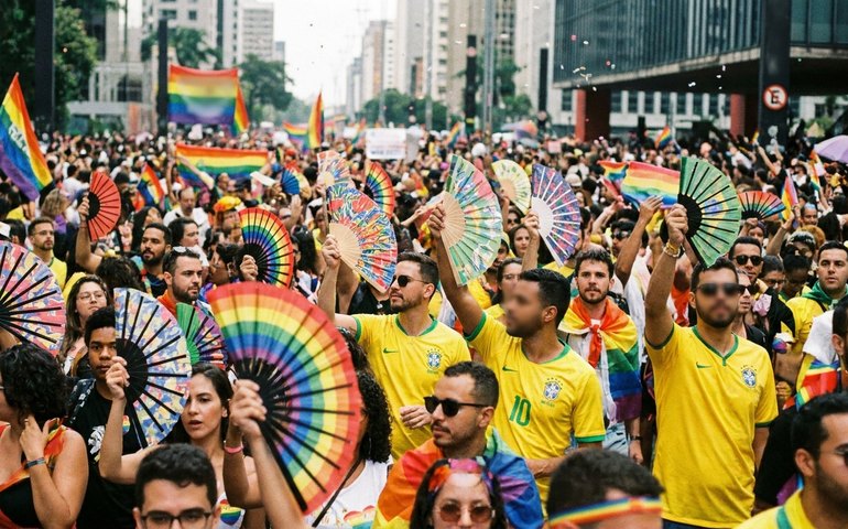 Parada LGBT+ entre o colorido de leques e o amarelo da Seleção
