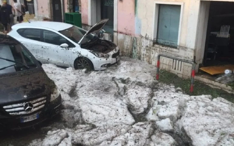 'Rio de gelo' invade ruas de cidade na Itália após tempestade de granizo; veja o vídeo