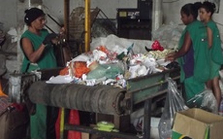 CGE firma parceria com cooperativa para doação de materiais recicláveis