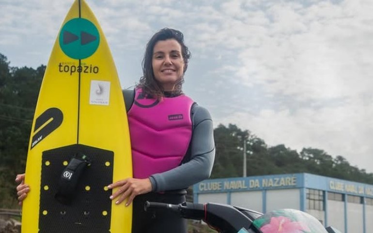 Surfista bate recorde com maior onda já surfada por uma mulher no Brasil