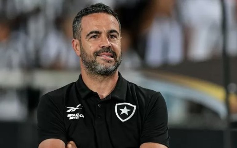 Artur Jorge se encanta com Botafogo e diz que 'está a um passo de marco histórico'