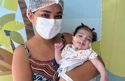 Bebê com cardiopatia toma banho de sol pela primeira vez no Hospital da Criança de AL