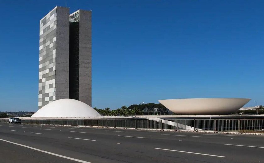 Avanços sociais no Brasil expõem impasse fiscal e risco de colapso da máquina pública, diz mídia