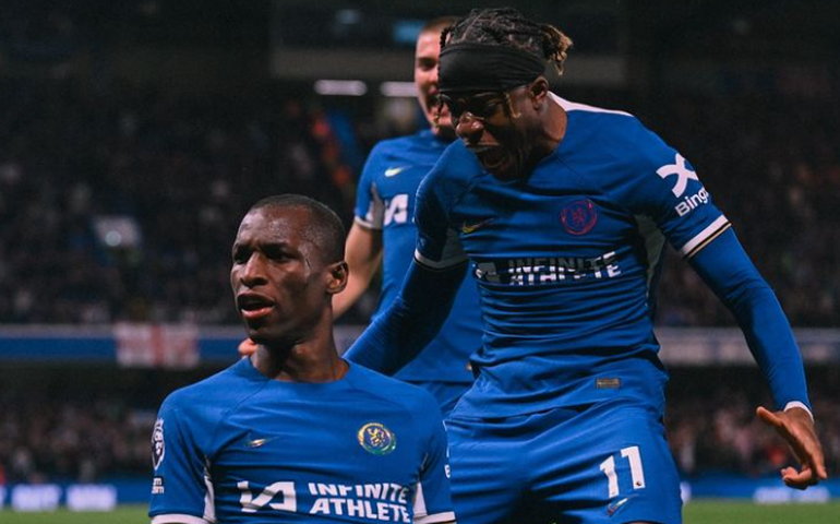Chelsea marca um gol em cada tempo e vence o Tottenham pelo Campeonato Inglês