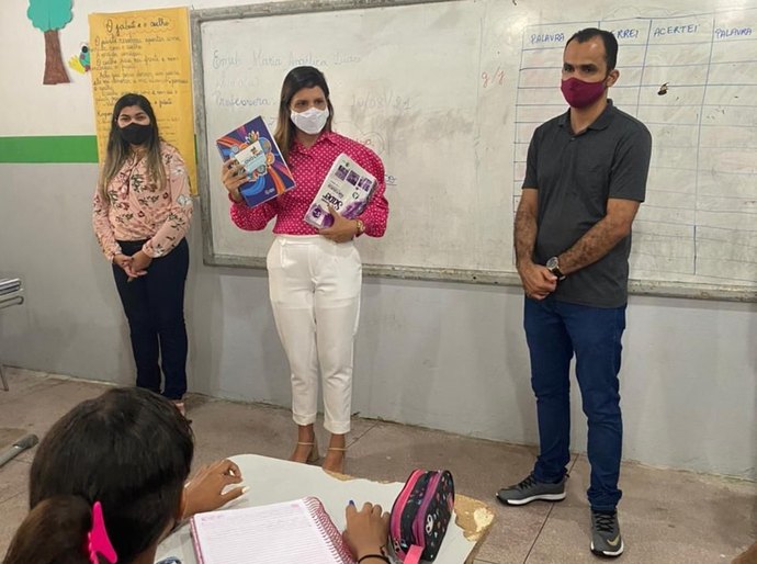 Educação de Novo Lino volta às aulas de forma híbrida e prefeita entrega kit escolar aos alunos