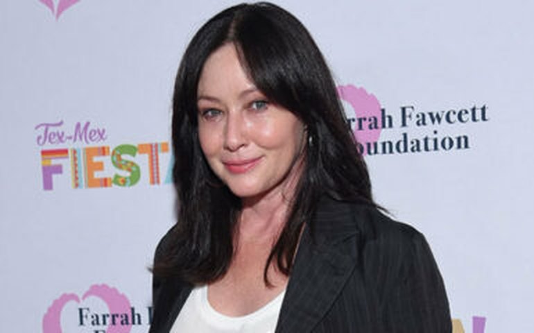 Shannen Doherty, a Brenda de 'Barrados no Baile', revela que câncer se espalhou para o cérebro
