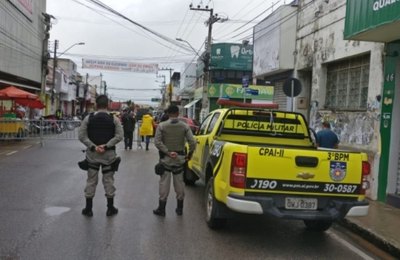 Fiscalização policial e barreiras sanitárias restringem acesso de pessoas ao Centro de Arapiraca