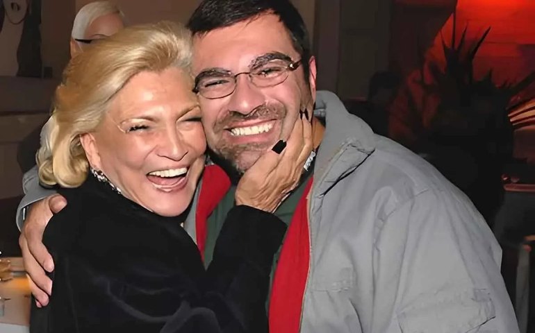 Filho de Hebe Camargo vende coleção de carros da mãe e entrega presente a apresentadora