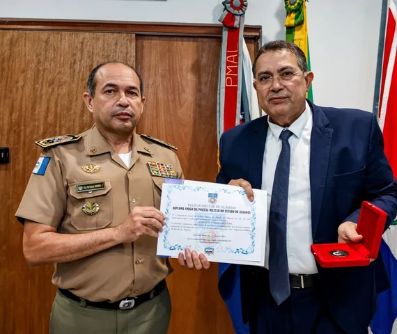 Advogado Adeilson Bezerra recebe Medalha Floriano Peixoto em homenagem da Polícia Militar de Alagoas