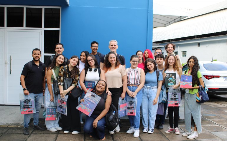 Estudantes de jornalismo realizam aula de campo na Imprensa Oficial Graciliano Ramos