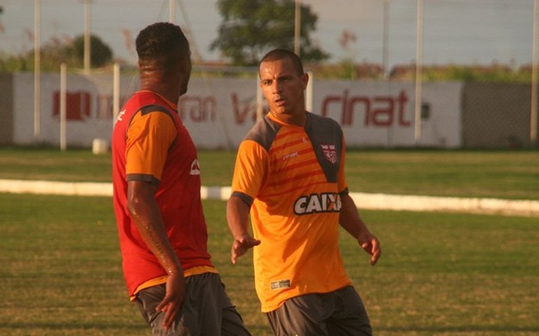 Possível titular contra o Criciúma, Éder garante que vai &#8220;alimentar o ataque&#8221;