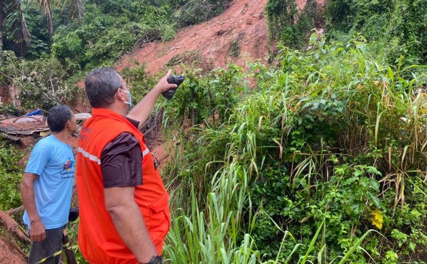 Com média de 100mm de chuva em 12 horas, Defesa Civil de Maceió entra em Alerta