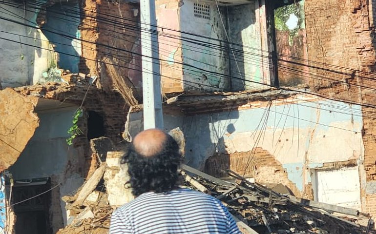 Desabamento de Prédio abandonado na esquina do Salgadinho assusta moradores