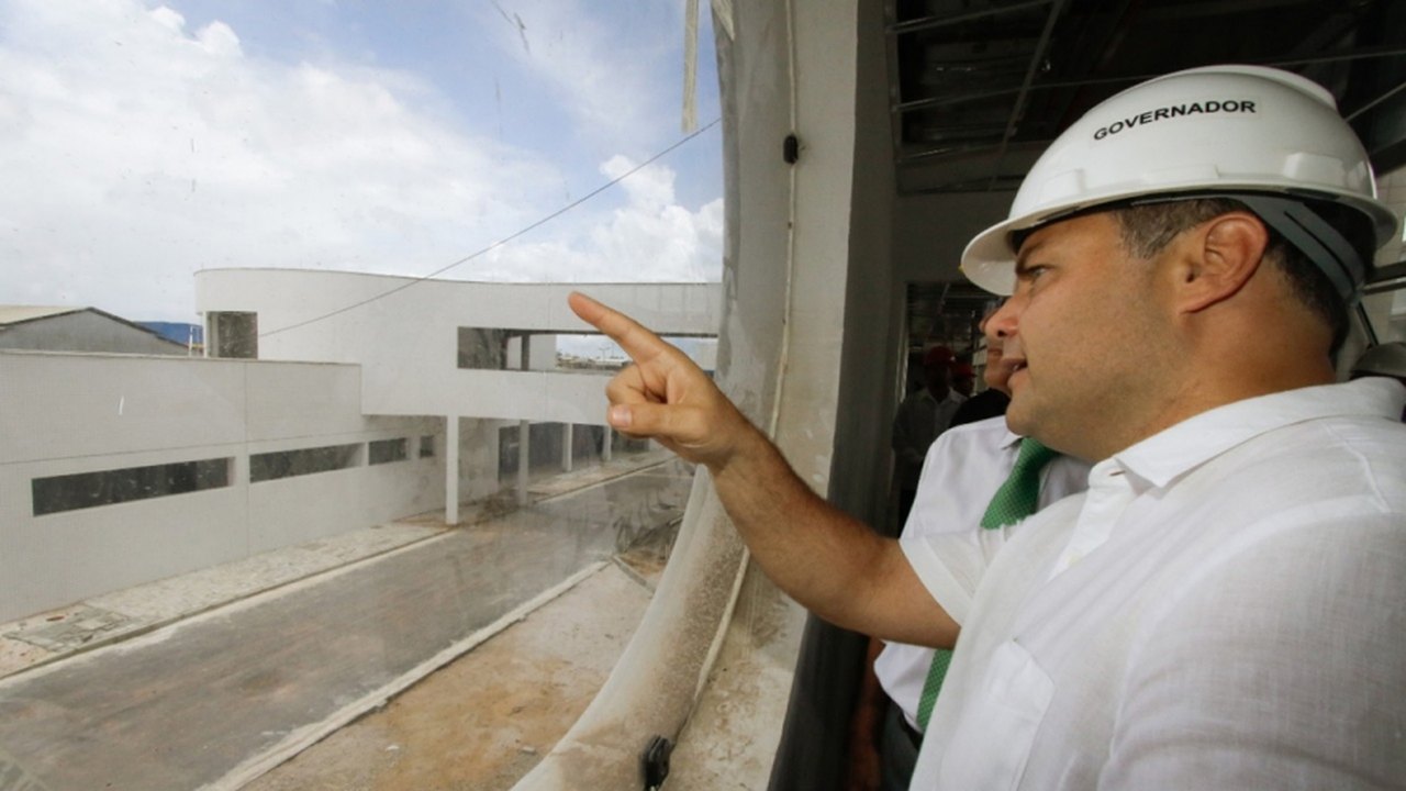 Governador inspeciona construção do Viaduto da PRF e do Hospital Metropolitano