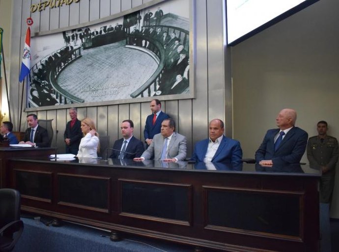 Presidente do TCE/AL participa da solenidade de entrega da Comenda Doutor Hélvio Auto à médica Rafaella Britto Toledo