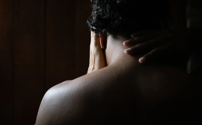 Entre poesia e corpo: Cia do Chapéu lança “Pelos Poros e Pequenos Apelos”