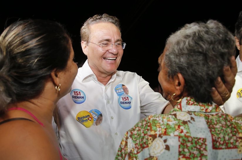 Multidão acompanha senador Renan em sua primeira caminhada em Maceió
