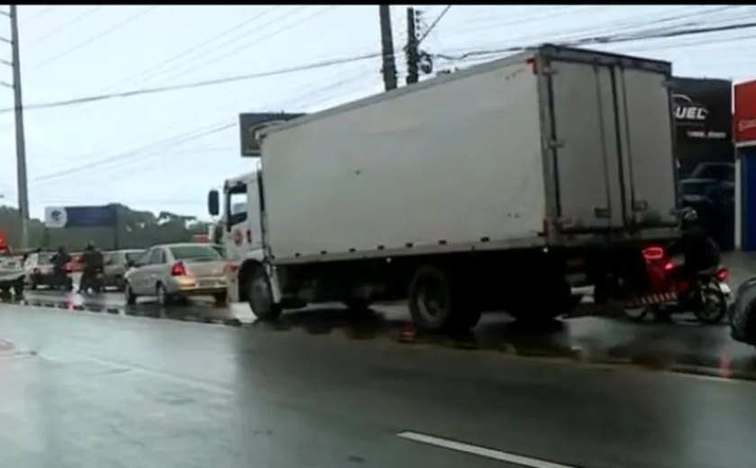 Casal morre em colisão entre moto e caminhão em Maceió