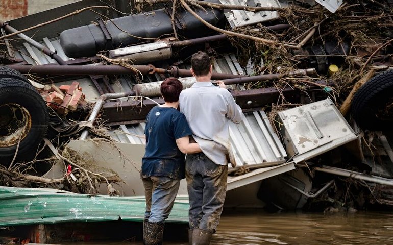 Comunidades isoladas pelo furacão Helene recebe suprimentos; número de mortos passa de 90
